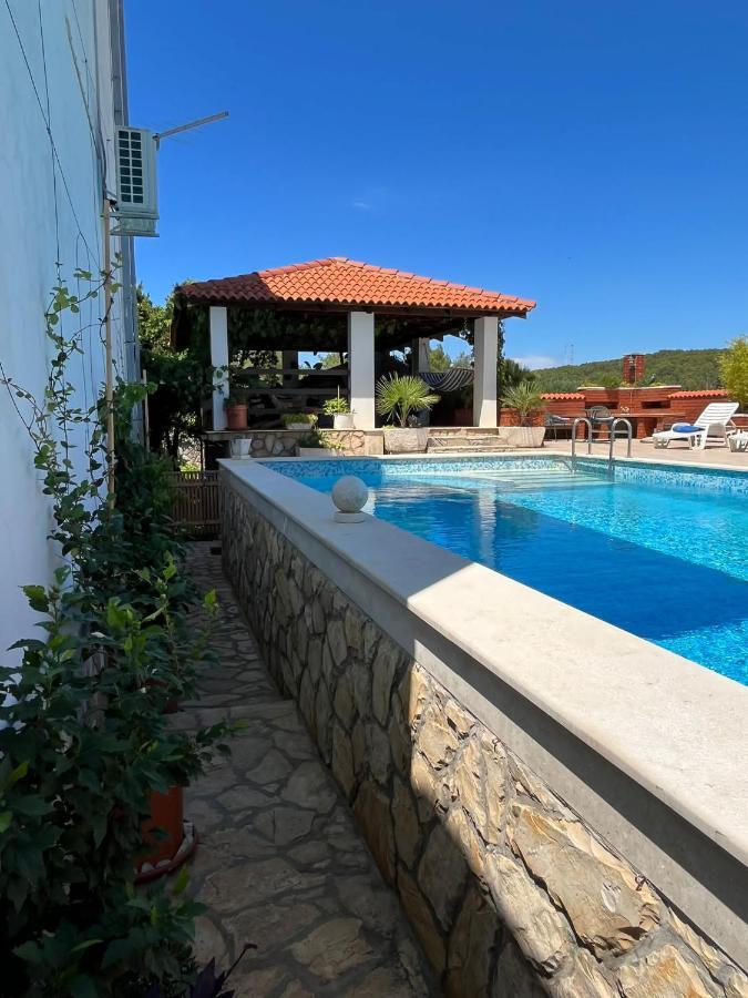 ילסה Apartment With Swimming Pool מראה חיצוני תמונה