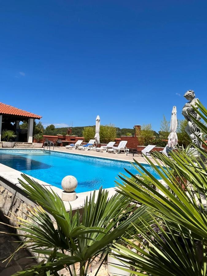 ילסה Apartment With Swimming Pool מראה חיצוני תמונה