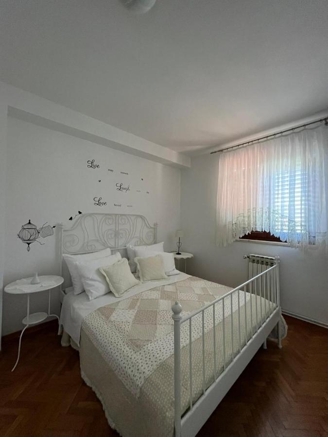 ילסה Apartment With Swimming Pool מראה חיצוני תמונה