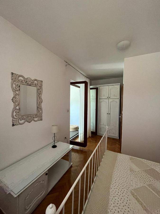 ילסה Apartment With Swimming Pool מראה חיצוני תמונה